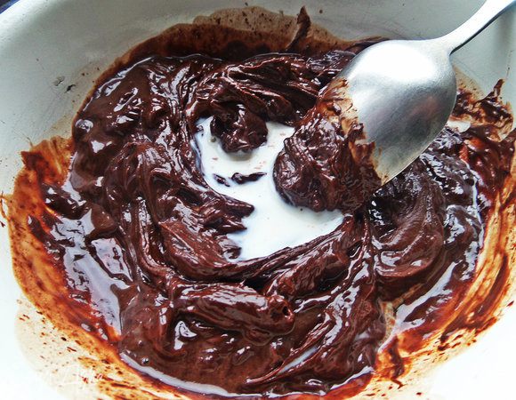 Когда плитки станут мягкими, перемешиваем, не снимая с огня.