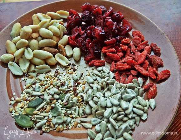 Подготовим разные семечки-ягоды, какие есть в доме.