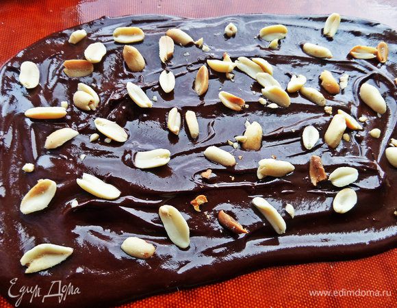 Показываю первый вариант, где я не постелила плёнку, а намазала шоколад прямо на пластиковую доску смазанную, но это не помогло!