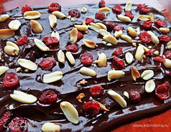 Насыпаем и слегка прижимаем арахис (был уже обжаренный и присоленный) и клюкву.