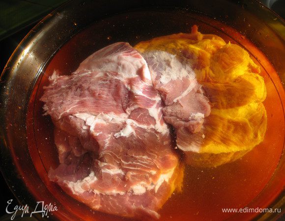 Замочить мясо в рассоле на 5-6 часов. По истечении времени, слить рассол, мясо просушить салфетками.