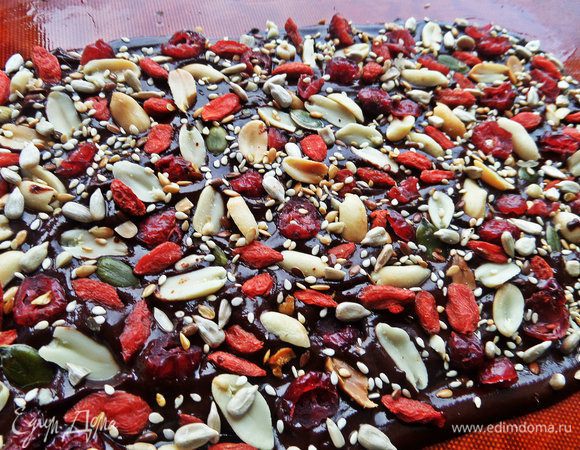 Посыпаем ягоды годжи и семечками на пустые места. Убираем в морозилку на 10 минут (для быстроты).