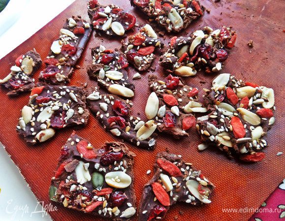 Достаём и пробуем снять... Как видите, с доски плохо отделялся шоколад, вот такими неровными кусочками. Но это подходит для дома, а не для подарка!