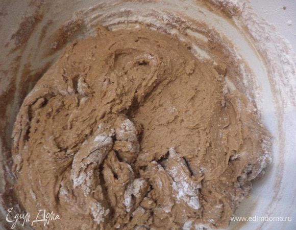 Растереть размягчённое сливочное масло с сахаром и ванильным сахаром. Добавить арахисовую пасту, тщательно растереть.
Добавить яйца, растереть. Добавить муку и соду, погашенную уксусом. Перемешать. Получается мягкое, очень липнущее к рукам тесто.