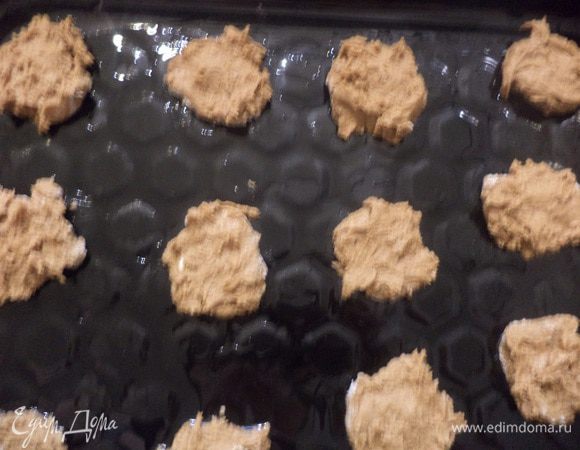 Противень смазать маслом. И десертной ложкой выложить на противень круглые лепёшки на некотором расстоянии друг от друга (во время выпечки лепёшки увеличатся в объёме раза в два).