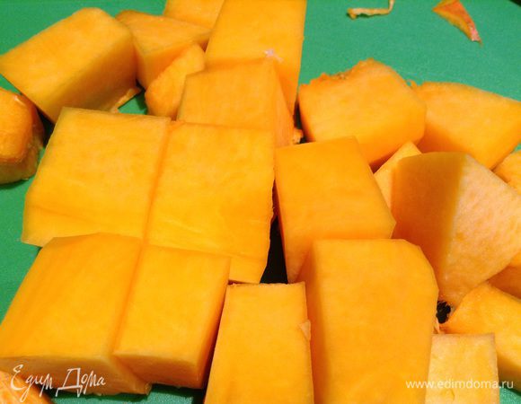 Тыкву, кабачок, цветную капусту разрезать на кусочки.