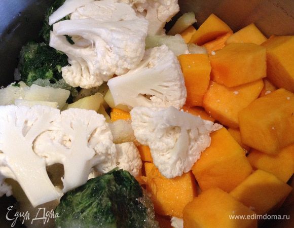 Переложить овощи и шпинат в кастрюлю, залить 200г воды, посолить и тушить до мягкости овощей (10-15 минут).