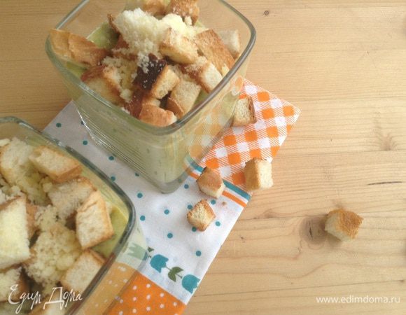 Подавать посыпав гренками и сыром.