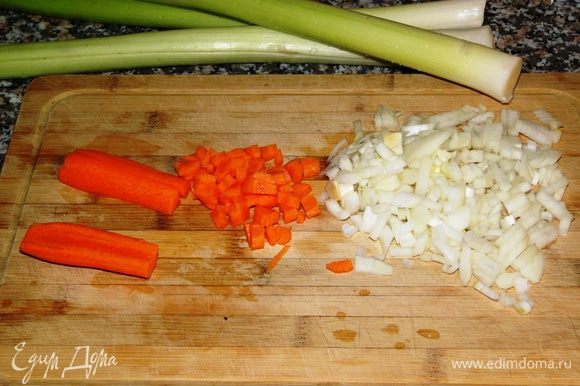 Перед началом приготовления рис запарим кипятком, пока до него не дойдет очередь. Лук и морковь мелко нарезаем. Морковь можно не добавлять, но я люблю ее присутствие из-за яркого цвета.