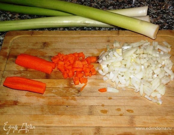 Перед началом приготовления рис запарим кипятком, пока до него не дойдет очередь. 

Лук и морковь мелко нарезаем. Морковь можно не добавлять, но я люблю ее присутствие из-за яркого цвета. 