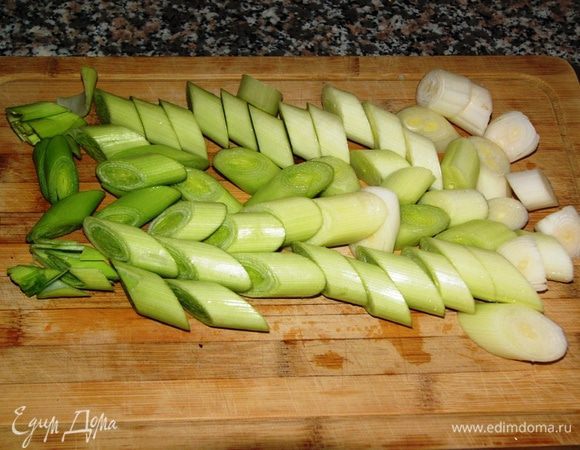 Подготовленные стебли лука-порея нарезаем кольцами, толщиной примерно 1,5-2 см. У меня стебли были довольно крупные, поэтому хватило всего 3 штуки. 