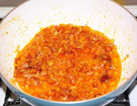 Через пару минут добавляем томатную пасту и еще немного обжариваем. Можно использовать 1 ст. ложку пасты без горки! Не переборщите. В этом месте хорошо еще добавить 1 помидор, если есть. 