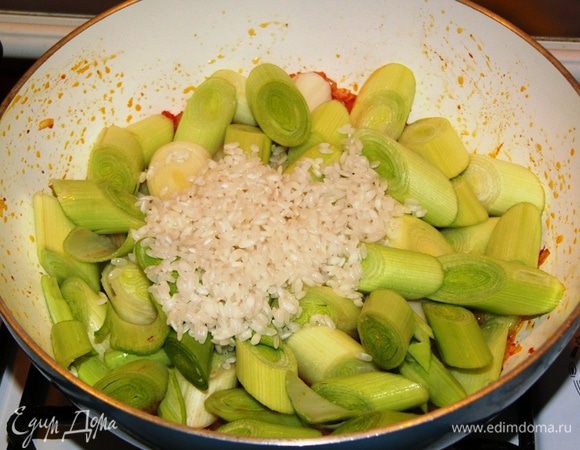 Теперь засыпаем лук-порей, сцеженный рис, добавляем соль, лимонный сок и сахар (сок лимона и сахар существенно влияют на вкус, настоятельно рекомендую). 