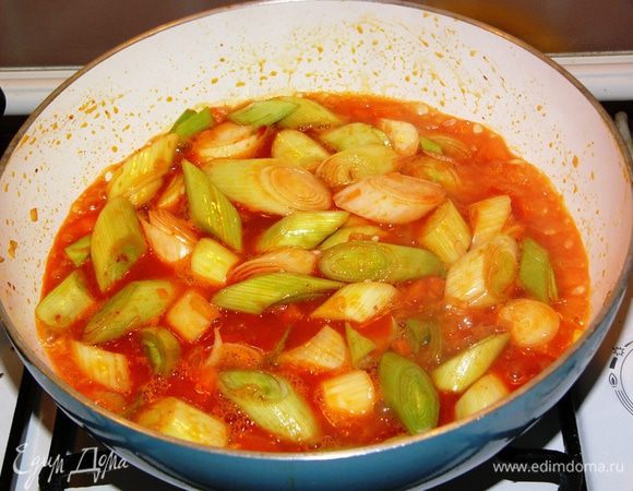 Заливаем овощи кипятком, чтобы они остались слегка непокрыты. Перемешиваем и накрываем крышкой. 