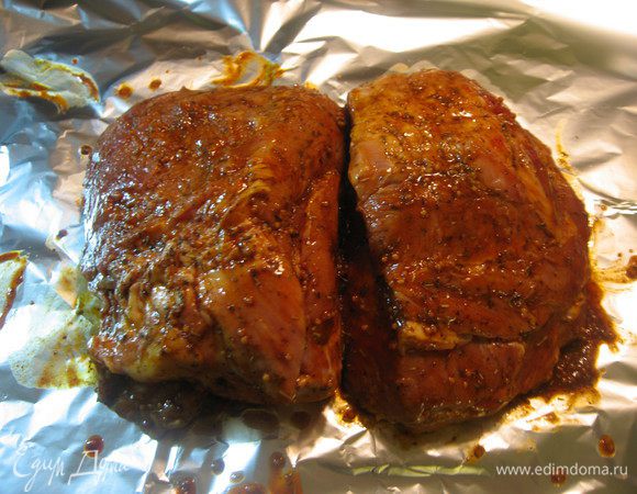Фольгу сложить в 2 слоя, мясо обмазать соусом. Если несколько кусков, как у меня, сложить их плотно вместе.