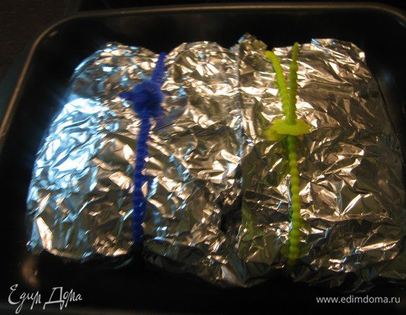 Завернуть аккуратно фольгу, перевязать. Отправить в разогретую до 230 градусов духовку. ВНИМАНИЕ: на 30 минут. Не более! И оставить остывать мясо в духовке. Я обычно это делаю на ночь. Не забудьте закрыть дверь кухни! Иначе сумасшедшие запахи не дадут Вам уснуть!