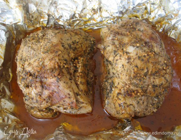 Утром образовавшийся мясной сок слить, мясо переложить в подходящую ёмкость и отправить в холодильник или кушать сразу.