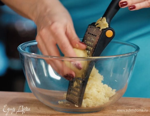 Натереть картофель на мелкой терке.