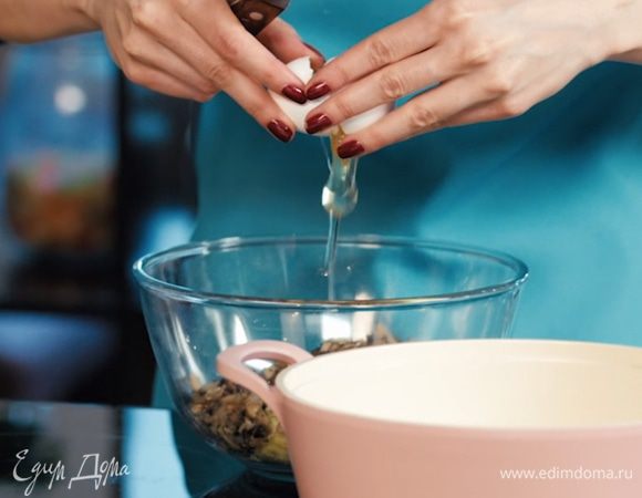 Разбить в смесь два яйца. Хорошо перемешать.