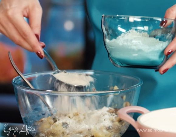 Добавить муку, перемешать.