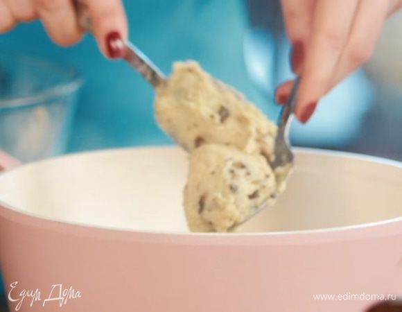 В кипящую воду опустить кнедлики, сформированные ложкой или руками. Варить 3-4 минуты