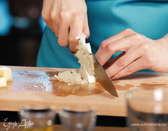 Мелко порезать лук, чеснок, перец и имбирь. Перец чили лучше разделывать в перчатках, чтобы не получить ожог.