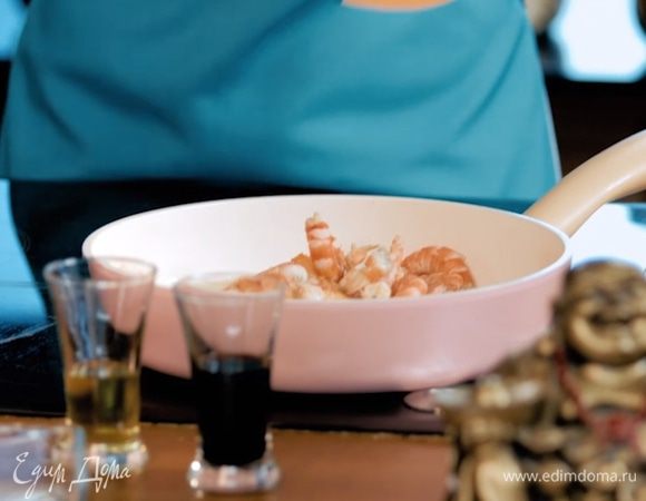 Обжарить лук, чеснок, перец и имбирь вместе с креветками и кусочками ананаса.