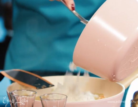 Выложить к ингредиентам рис, перемешать, жарить на сильно огне.