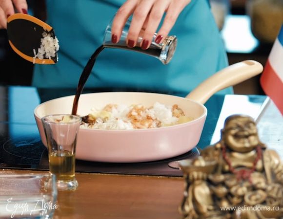 Добавить соевый соус, перемешать, ещё немного обжарить.