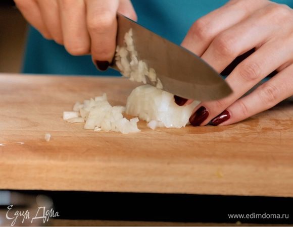 Лук, морковь, сельдерей и перец чили мелко порезать. Нарезать перец чили лучше в перчатках, чтобы не получить ожог. 