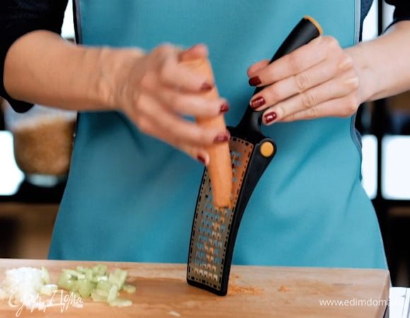 Морковь натереть на мелкой терке.