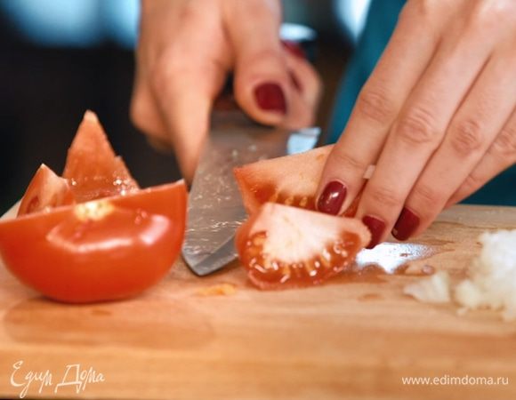 Снять кожицу с томатов, мелко порезать.