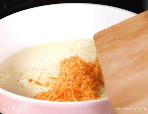 Пассеровать на среднем огне овощи.