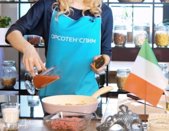 Влить томатный сок, немного потушить.