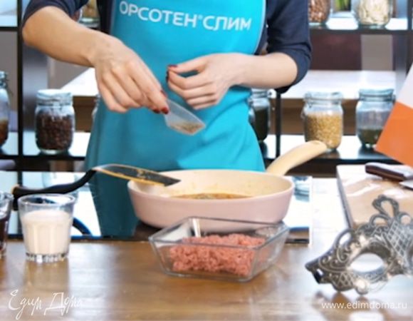 Посолить, добавить специи по вкусу. К пасте болоньезе хорошо подойдет орегано и базилик. 