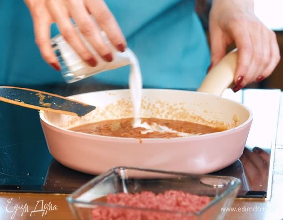 Добавить сливки, потушить 2-3 минуты.