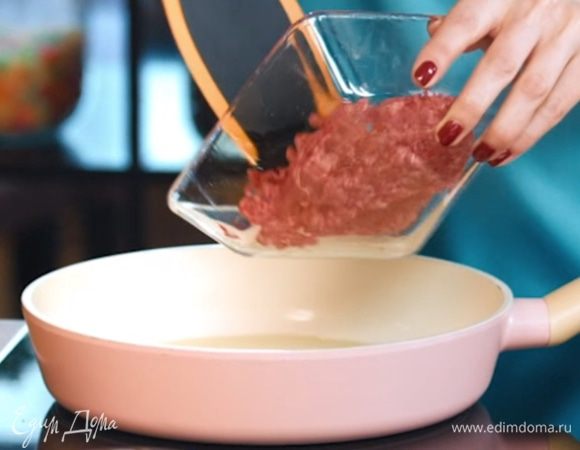 Обжарить фарш в отдельной сковороде.