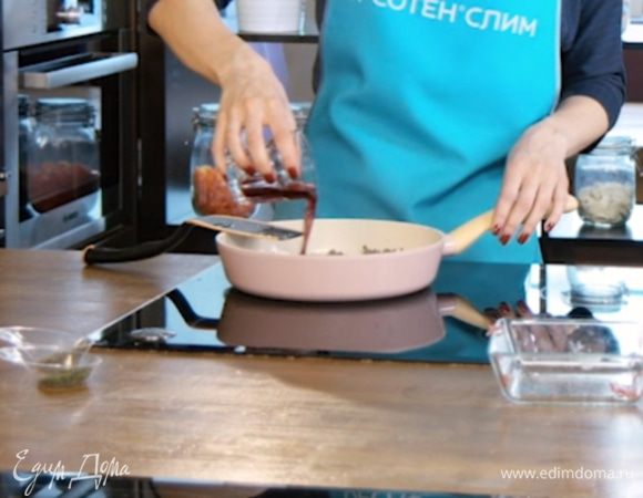 Добавить в сковороду с фаршем вино, продолжать обжаривать до готовности.