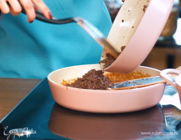 Соединить фарш с соусом, перемешать.