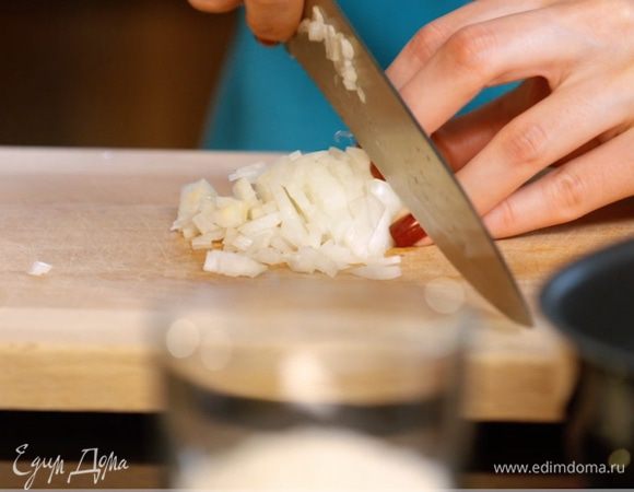 Лук, сельдерей, чеснок мелко нарезать.