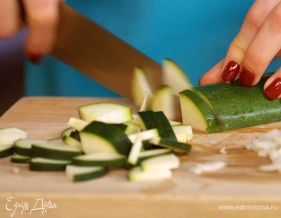 Цукини нарезать некрупными полудольками.