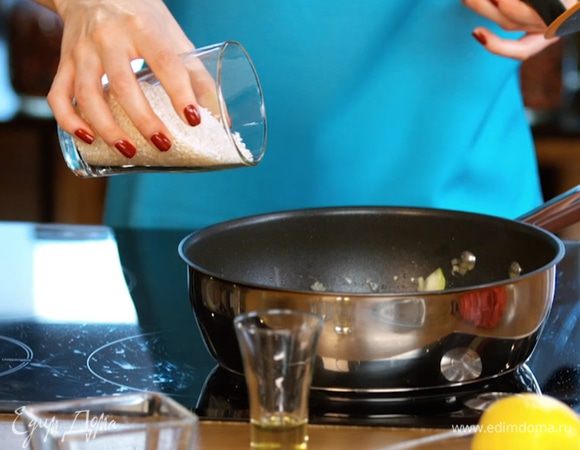 Добавить рис, немного потушить вместе с овощами.