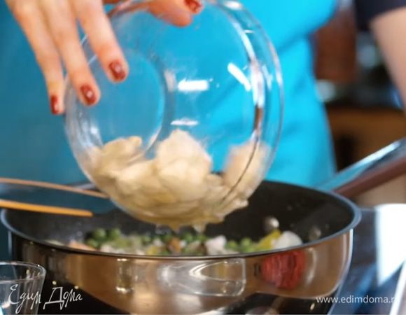 За 5 минут до готовности добавить морепродукты и курицу. Перемешать, тушить 5-7 минут.