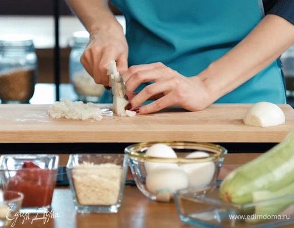 Мелко нарезать лук и сельдерей.
