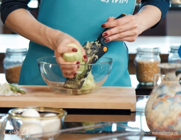 Кабачок натереть на мелкой терке.