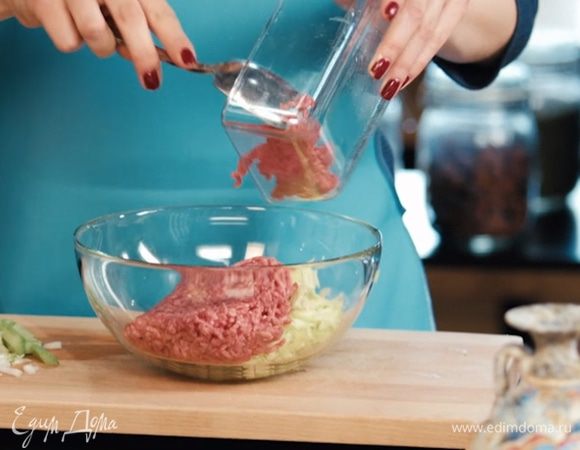 Добавить фарш к овощам, перемешать.