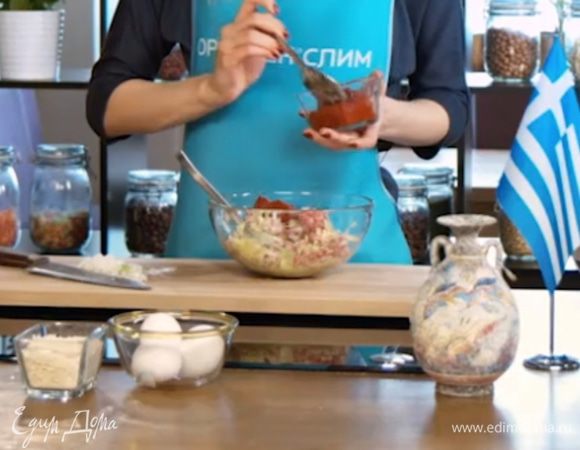 Добавить томатную пасту, сухари, ещё раз хорошо перемешать.