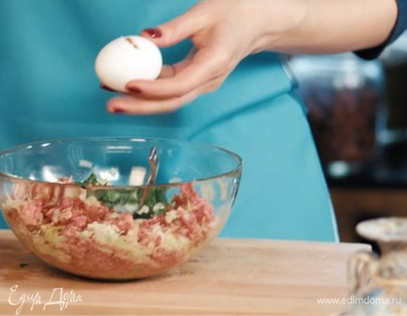 Добавить яйца, перемешать, сформировать тефтельки.