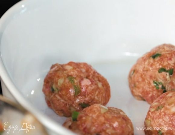 Уложить тефтельки в форму для запекания, отправить в духовку на 15-20 минут. Запекать при 200°С.