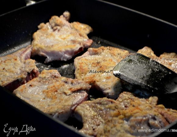 На горячую сковороду с маслом выложить свиные отбивные в муке и обжаривать по 3 мин с каждой стороны. Переложить на тарелку.
